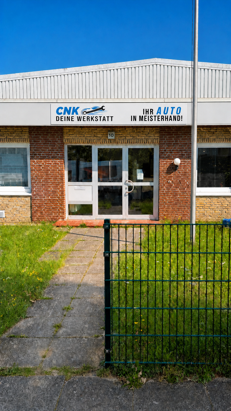 Weg zur Glastür unter der Hausnummer 10